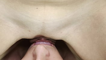 Wet pulsing vulva slides on man&#039_s tongue