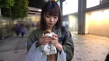 飯も男も食い歩くスケベ、食べ歩き女子えりなちゃん登場。柔フワおっぱいにプリプリお尻がキュート！ホテルについて即エロ挑発するTHEスケベ！自慢のグルメ舌フェラは即射注意！！お風呂でオイルまみれからの室内ヤり歩きセックス
