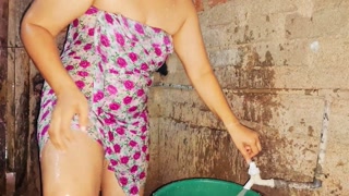 මාස ගානකි හොර  මිනිහා  එද්දී ගෑනි හොදනවා,Asian sexy women,bathroom ,big ass, .......................