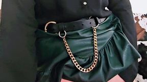 en porte jarretelle et jupe en cuir