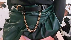 en porte jarretelle et jupe en cuir