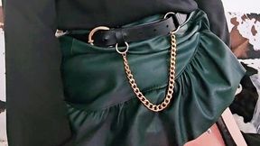en porte jarretelle et jupe en cuir