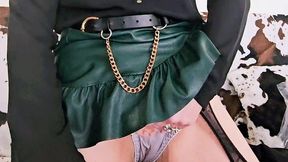 en porte jarretelle et jupe en cuir