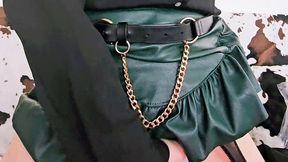 en porte jarretelle et jupe en cuir