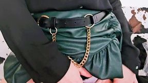 en porte jarretelle et jupe en cuir