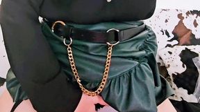 en porte jarretelle et jupe en cuir