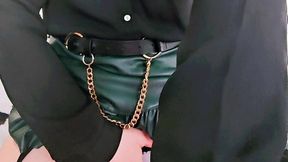 en porte jarretelle et jupe en cuir
