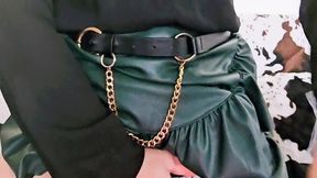 en porte jarretelle et jupe en cuir