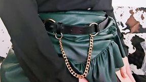 en porte jarretelle et jupe en cuir