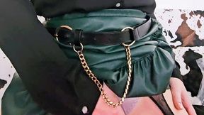 en porte jarretelle et jupe en cuir