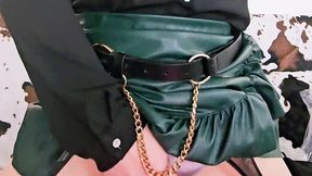 en porte jarretelle et jupe en cuir