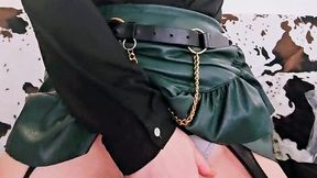 en porte jarretelle et jupe en cuir