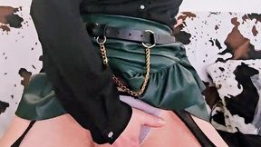 en porte jarretelle et jupe en cuir