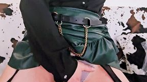 en porte jarretelle et jupe en cuir