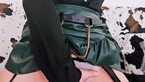 en porte jarretelle et jupe en cuir