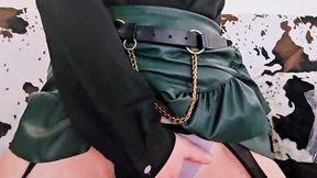 en porte jarretelle et jupe en cuir