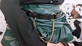 en porte jarretelle et jupe en cuir