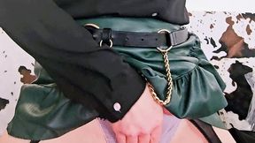 en porte jarretelle et jupe en cuir