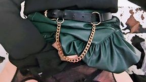 en porte jarretelle et jupe en cuir