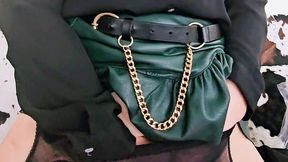 en porte jarretelle et jupe en cuir