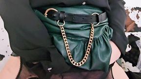 en porte jarretelle et jupe en cuir