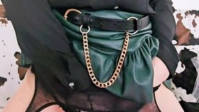 en porte jarretelle et jupe en cuir