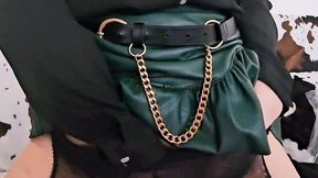en porte jarretelle et jupe en cuir