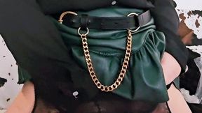 en porte jarretelle et jupe en cuir