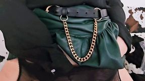 en porte jarretelle et jupe en cuir