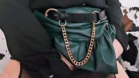 en porte jarretelle et jupe en cuir