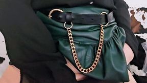 en porte jarretelle et jupe en cuir