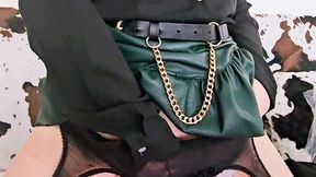 en porte jarretelle et jupe en cuir