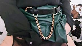 en porte jarretelle et jupe en cuir