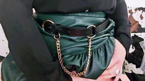 en porte jarretelle et jupe en cuir