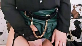 en porte jarretelle et jupe en cuir