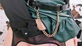 en porte jarretelle et jupe en cuir