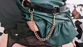 en porte jarretelle et jupe en cuir