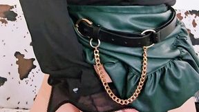 en porte jarretelle et jupe en cuir