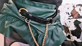 en porte jarretelle et jupe en cuir