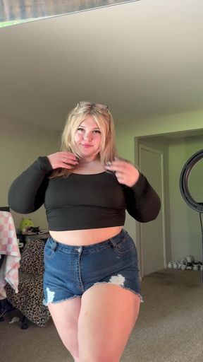 Assy onlyfan shows off her tits