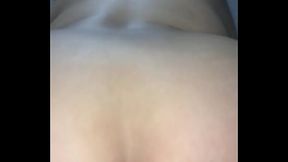 La hermana de la gordita cabalgando