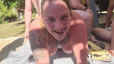 Gangbang Fou avec Anal et Sperme : Caméraman sur Maureen, Sa Chatte et Son Cul remplis, Moi en Arrière-Plan