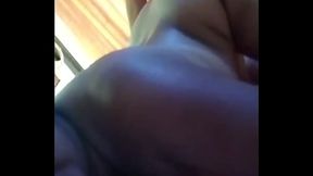 Deliciosa cojida mientras el cornudo trabaja