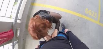 chaude mature suce et baise dans un parking