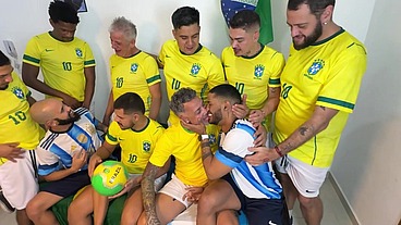 YURI GAÚCHO - SURUCOPA - GANGBANG NO RITMO DA COPA - JOGADORES DOTADOS ENTRANDO COM BOLA E TUDO!
