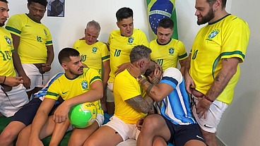 YURI GAÚCHO - SURUCOPA - GANGBANG NO RITMO DA COPA - JOGADORES DOTADOS ENTRANDO COM BOLA E TUDO!