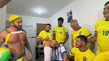 YURI GAÚCHO - SURUCOPA - GANGBANG NO RITMO DA COPA - JOGADORES DOTADOS ENTRANDO COM BOLA E TUDO!