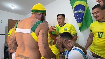 YURI GAÚCHO - SURUCOPA - GANGBANG NO RITMO DA COPA - JOGADORES DOTADOS ENTRANDO COM BOLA E TUDO!