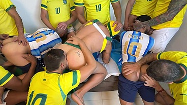 YURI GAÚCHO - SURUCOPA - GANGBANG NO RITMO DA COPA - JOGADORES DOTADOS ENTRANDO COM BOLA E TUDO!