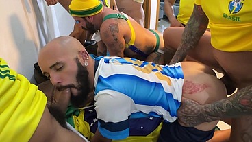 YURI GAÚCHO - SURUCOPA - GANGBANG NO RITMO DA COPA - JOGADORES DOTADOS ENTRANDO COM BOLA E TUDO!